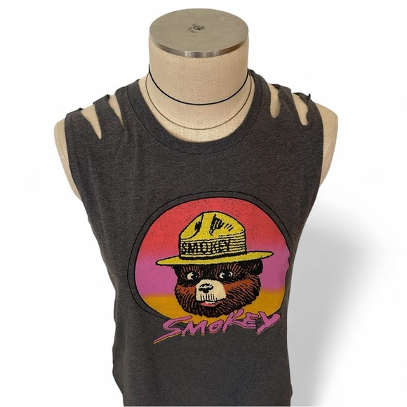 *NEW* Gray Smokey the Bear Graphic Sleeveless Cut Out Retro T-shirt - Picture 5 of 10